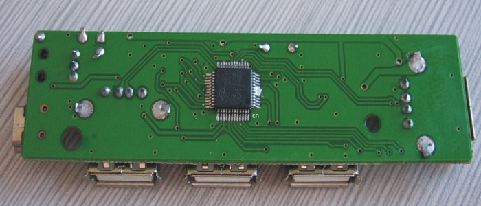 FE1.1是用于USB2.0 HUB的主控IC, 提供4个USB Port,具备高性能、低功耗、低成本的特点。采用MTT数据传输架构,有良好的数据交换能力,通过USB-IF认证,EMI及ESD性能良好。具有Self-Power供电模式时过流保护功能,支持数据传输LED灯指示。内置3.3V与1.8V LDO,外围线路精简,采用LQFP48(7mm*7mm)封装。对USB Cable有很好的兼容性,可以支持USB Cable达到10米超长的长度,可以用做USB2.