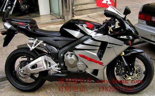 本田摩托车CBR250RR 价格:1800元 本田cbr250rr 引擎形式:四冲水冷dohc16活瓣并列四汽缸 缸径 x 冲程:48.5 x 33.8mm 压缩比:11.5 : 1 总排气量:249 cc 最高马力:40ps/14500rpm 最大扭力:2.4kg-m/11500rpm 车架形式:低重心铝合金车架 传动系统:湿式多片6前速链传动 燃油供应:vp04b化油器 前倾角( r) / 脱拽距(t):24 / 88 mm 前悬挂系统:套管油压前叉 后悬挂系统:铝合金尾担pro-link单筒油压中