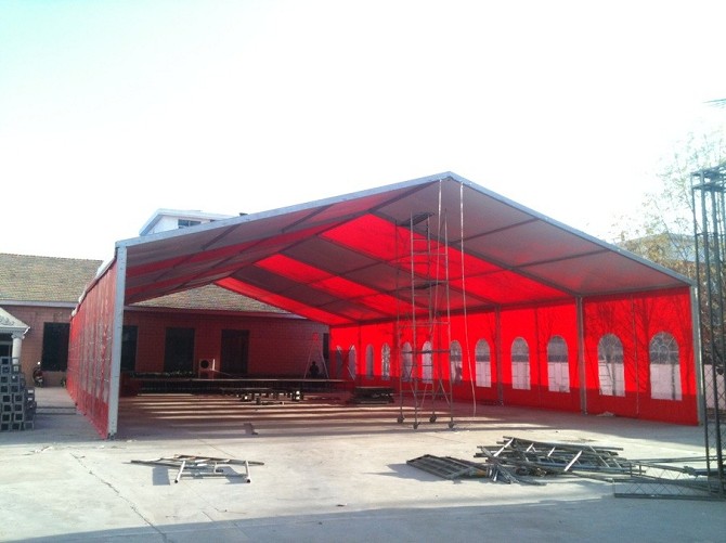 篷房源于欧洲,其不同于普通帐篷的是相当于一座临时建筑物,由于它是活动性的,因此又称为活动篷房。篷房安全性能可靠,针对不同类型的场地可快速灵活搭建。具有拆装便捷、运输方便、组合多样化等特点。篷房内空无任何多余梁柱,空间使用率达 100%,通过您的精心策划,空间的使用更富有想象力,篷房增强了户外活动的多种可能性,提升了活动的全新的概念。蓬房在租赁业发达的欧美国家已非常流行,赛尔特蓬房产品非常成熟,并具有完善的蓬房附属设施及其他配套服务,已形成完整的产业。而蓬房业在中国才刚刚起步,蓬房在国内也是一个鲜为人知的