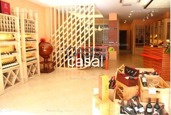 产品名称:红酒专卖店展柜EA-D1002 展柜品牌:澳格展柜 工厂地址:东莞塘厦、深圳观澜、上海松江 专卖店形象高艺术搭配设计,红酒展示柜造型新颖有创意,实木酒架原色清漆更接近大自然气息,实木屏风隔断,屏风与酒架间栗色地球仪展示,在此寓意着葡萄酒在中国的普及以及蔓延至全人类的一种象征,屏风内侧为品酒间,为客户合作商提供洽谈的理想空间。浪漫时尚的设计装饰,在同类专卖店中属高档次的高品味高艺术结合的一家红酒氛围浓郁的专卖店。 专卖店吧台菱形设计,多方位的展示品味、立体感十足,吧台靠背品牌形象墙传播品牌文化。橡