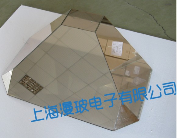 270度/270无缝拼接全息投影幻影成像玻璃金字塔/玻璃柜-光学级别 产品介绍: 产品根据客户要求生产 270全息展示奢华的三面埋伏。270全息为全息影像的一种,全息影像其实就是实现真实的三维图像的记录和再现。一般的三维图只是在二维的平面上通过构图及色彩明暗变化实现人眼的三维感觉,而全息立体投影产生的全息图则包含了被记录物体的尺寸、形状、亮度和对比度等信息,提供视差。观察者可以通过前后、左右和上下移动来观察图像的不同形象如同有个真实的物体在那里一样。 270全息展示,天生优雅的展示贵族,装点品牌