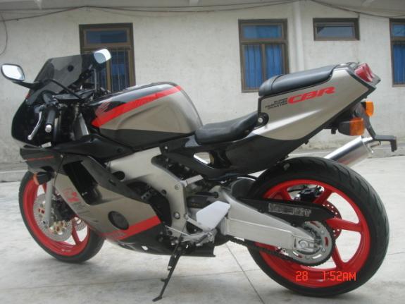 本田CBR250RR摩托车 引擎形式:四冲水冷DOHC16活瓣并列四汽缸 缸径 x 冲程:48.5 X 33.8mm 压缩比:11.5 : 1 总排气量:249 cc 最高马力:40ps/14,500rpm 最大扭力:2.4kg-m/11,500rpm 车架形式:低重心铝合金车架 传动系统:湿式多片6前速链传动 燃油供应:VP04B化油器 前倾角( R) / 脱拽距(T):24 / 88 mm 前悬挂系统:套管油压前叉 后悬挂系统:铝合金尾担PRO-LINK单筒油压中置避震 轮胎(前):110/70R