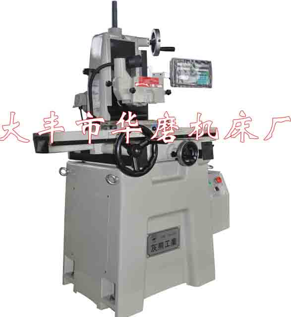 机床特性: 结构: 主要铸件均采用高级铸件材料,并经由退火处理,消除内应力,以确保高精度、高刚性,并延长机器寿命。 滑道: 磨床左右及前后双V滑道黏贴耐磨树脂TURCITE-B(铁氟龙),并经过精密铲花,不仅滑动顺畅且耐磨,最适合成型研磨。 主轴: 使用弹筒式一体化设计之直结式轴,并采用P4级超精密斜角滚柱轴承,在高速旋转下,低噪音、无震动、扭力大,适合重切削及各式成型研磨。 自动润滑系统: 采用循环式自动润滑系统,当主轴启动时,润滑油即自动循环对各螺杆及滑道提供强制润滑,可大大降低滑道磨损度。机柱上方装